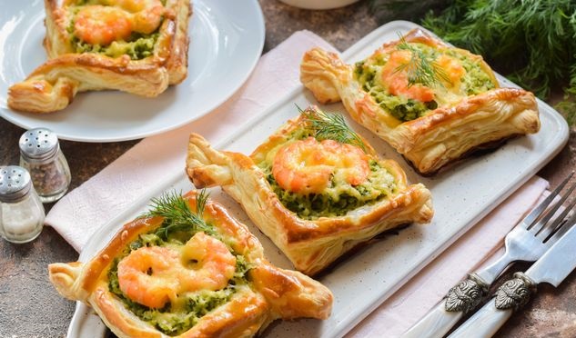 Puffs with broccoli, shrimps and cheese