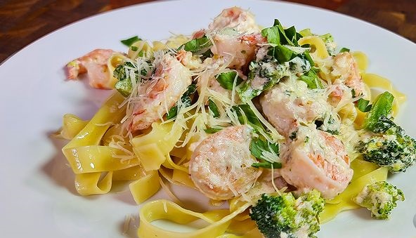 Pasta with shrimps and broccoli in a creamy garlic sauce