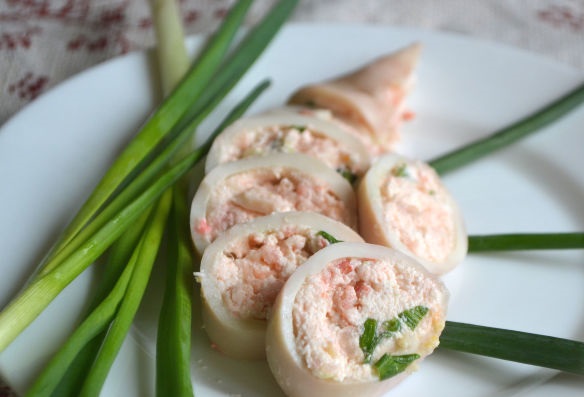 Squid stuffed with cottage cheese and shrimps