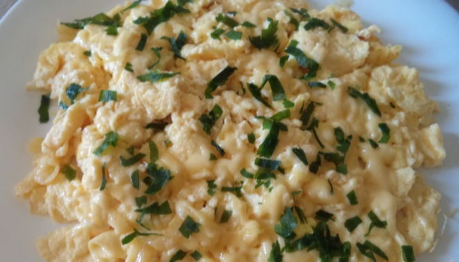 Scrambled eggs with sour cream