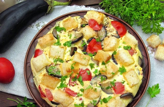 Sour cream omelet with eggplant, tomatoes and bread