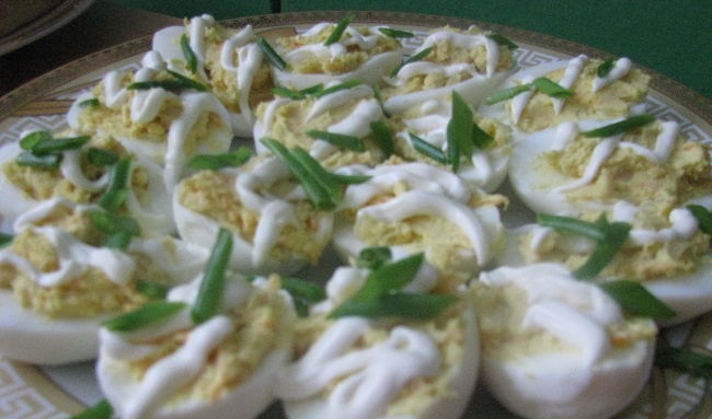 Eggs stuffed with green onions