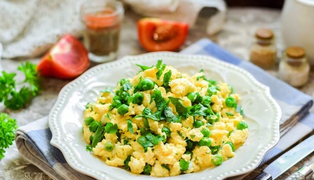 Scrambled eggs with green peas