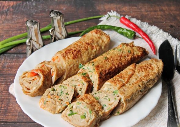 Omelet rolls with bell pepper and herbs