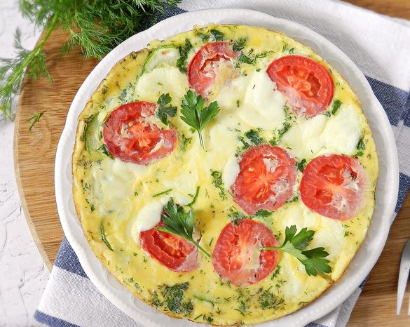 Omelet with zucchini, tomatoes and suluguni