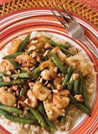 Shrimps and scallops with cashew nuts
