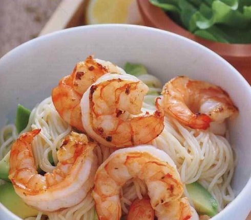 Spaghetti with shrimps and avocado