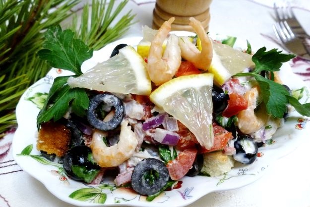 Fish salad with shrimps and croutons