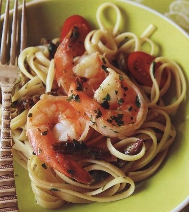 Linguini pasta with shrimps and vegetables