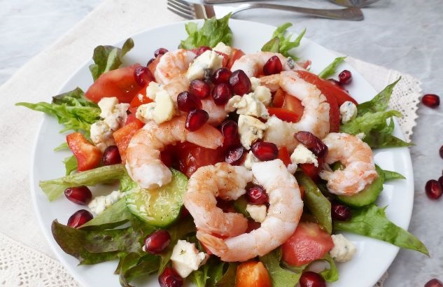 Vegetable salad with shrimps and blue cheese