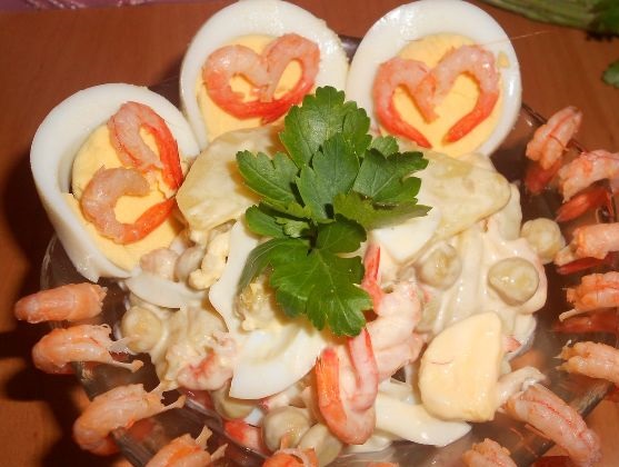 Shrimp salad with potatoes, eggs and peas