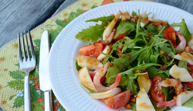 Seafood salad with tomatoes and arugula