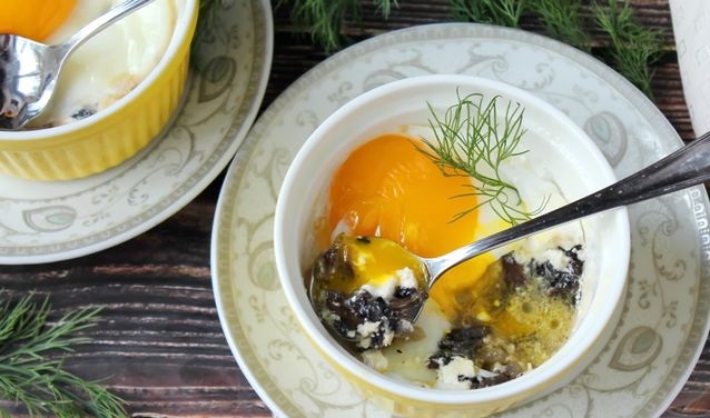 Cocotte eggs with mushrooms and sour cream (steamed)