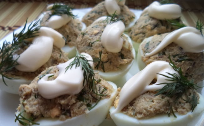 Stuffed eggs with canned fish