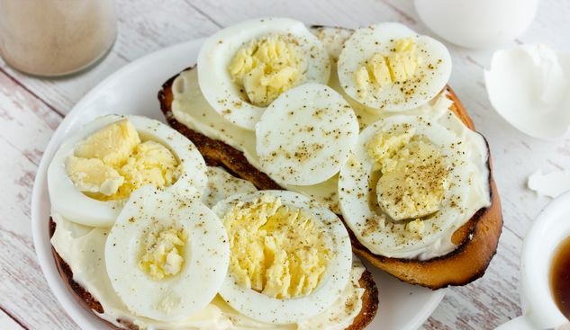 Croutons with cream cheese and egg