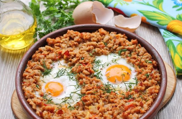 Fried eggs with minced meat and tomatoes (in the oven)