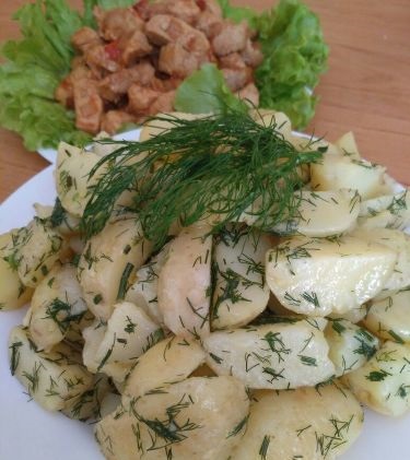 Young potatoes with garlic
