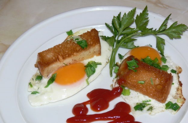 Fried eggs with croutons