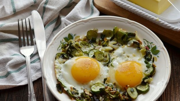 Fried eggs with lightly salted cucumbers and green onions