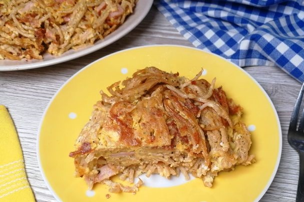 Frittata with pasta, cheese and smoked meats