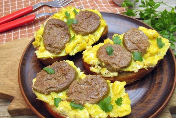Scrambled eggs with liver sausage