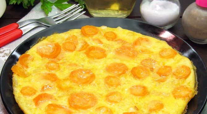 Omelet with carrots and onions