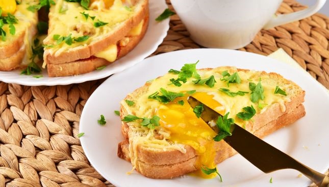 Scrambled eggs in bread, with minced meat and cheese (in the oven)