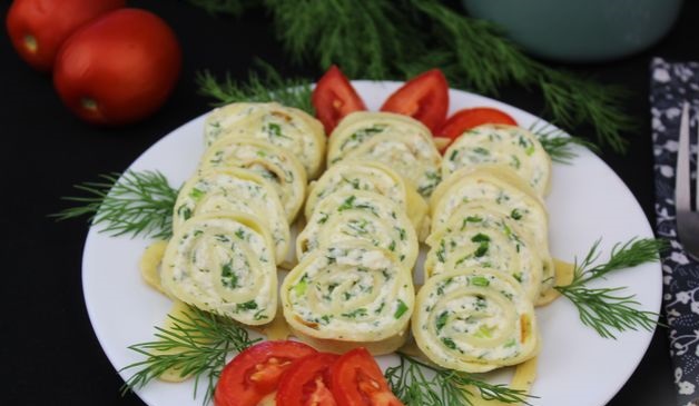 Omelet rolls with melted cheese and herbs