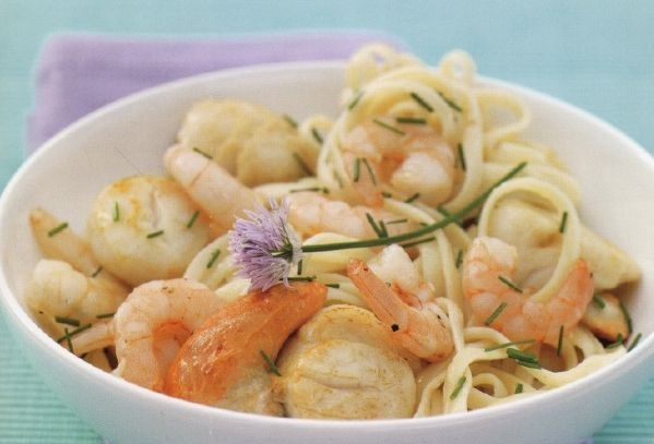 Spaghetti with shrimps and scallops