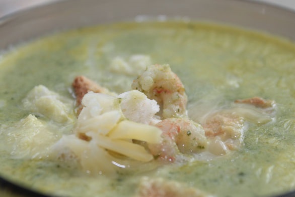 Creamy spinach soup with shrimps