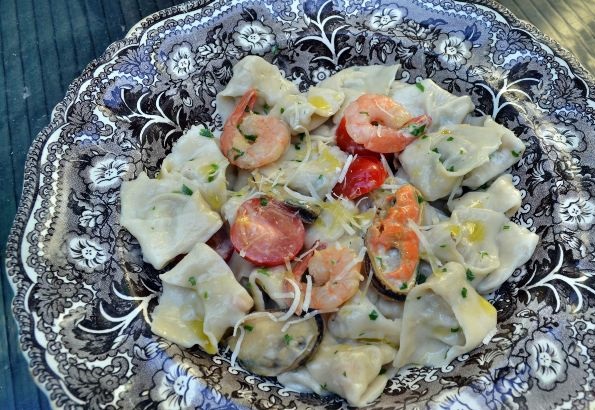 Tortellini with salmon in cheese sauce