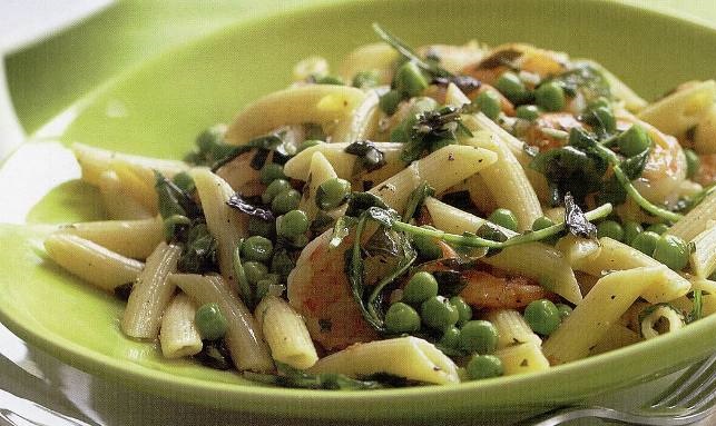Pasta with shrimps, green peas and basil