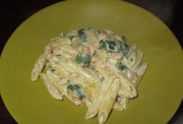 Pasta with zucchini, shrimps and cream
