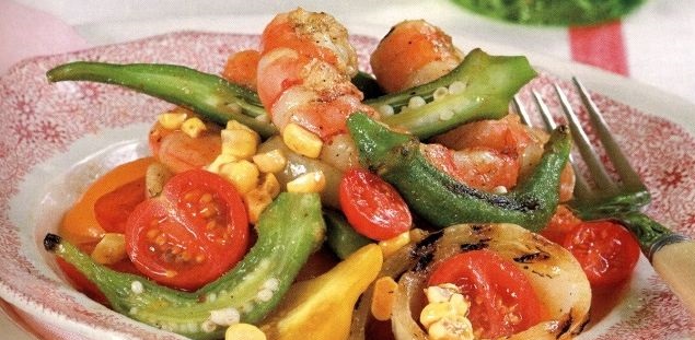 Grilled salad with shrimps, corn and okra pods