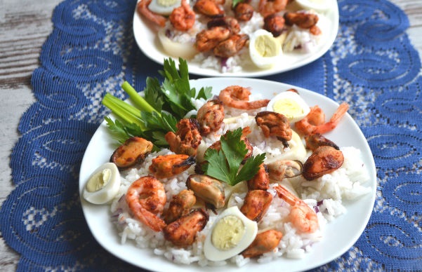 Warm seafood salad with rice