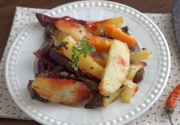 Quick potatoes in the oven, with beets, carrots and mushrooms