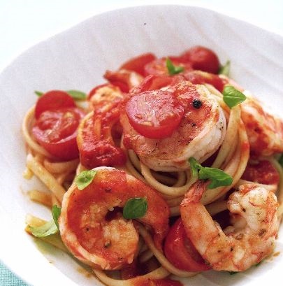 Pasta with shrimps, tomatoes and basil