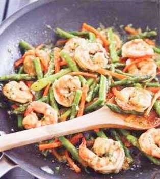 Fried shrimps with asparagus and carrots