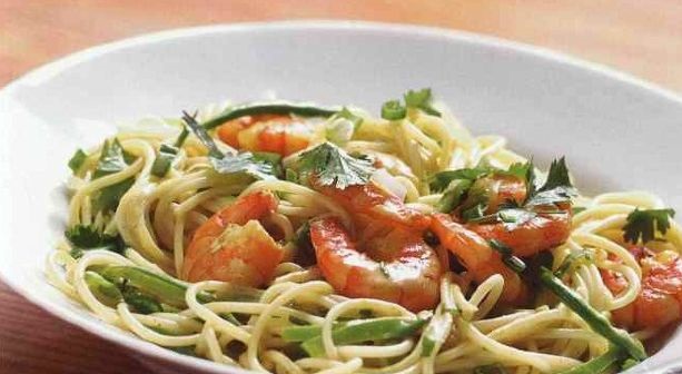 Spaghetti with shrimps and green peas