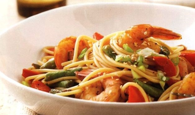 Spaghetti with shrimps and vegetables