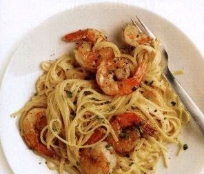 Spaghetti with shrimps and cream cheese