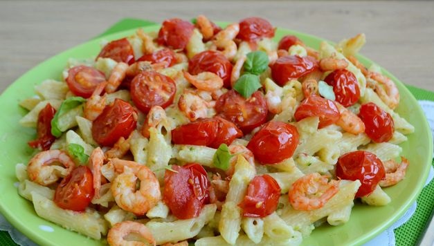Pasta with shrimps, tomatoes and zucchini pesto