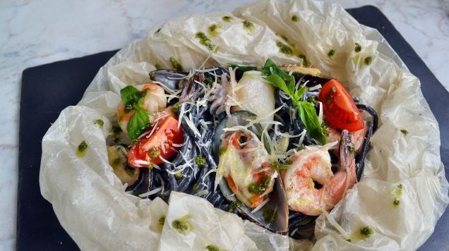 Spaghetti with seafood baked in parchment