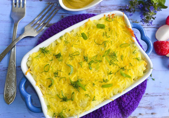 Potato casserole with canned squid and cheese