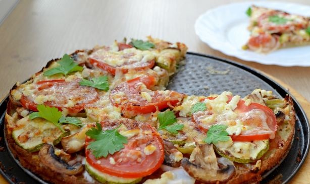 Vegetable pizza with potato crust