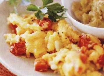 Scrambled eggs with tomatoes and bell peppers