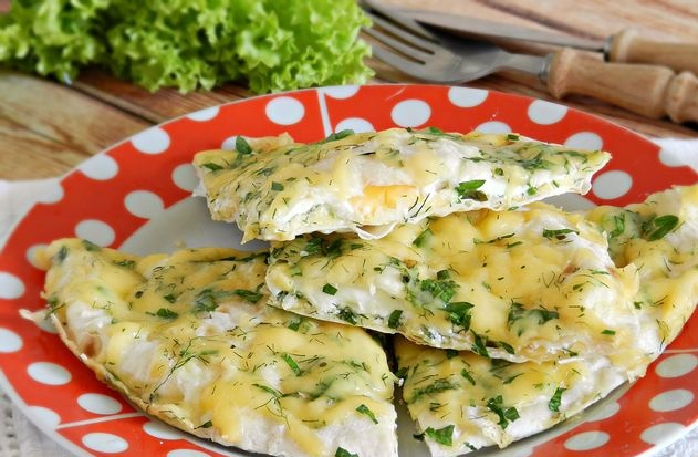 Scrambled eggs in pita bread, with cheese and herbs