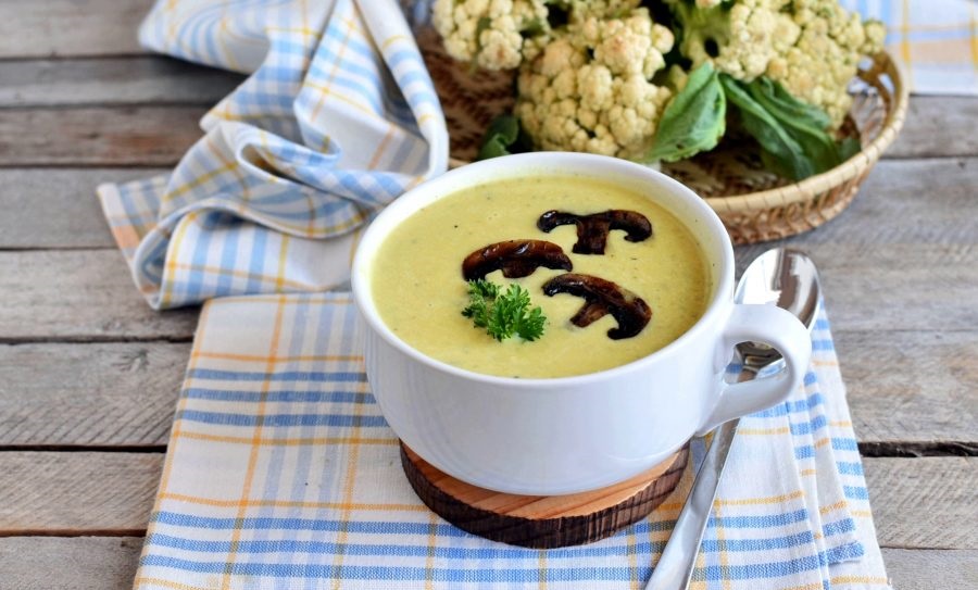 Creamy soup with cauliflower and mushrooms