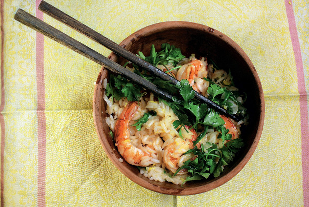 Sweet rice with garlic, shrimps and arugula