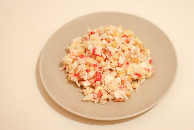 Crab salad with apples and rice